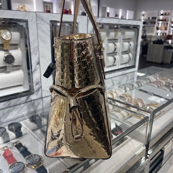 MICHAEL KORS Voyager Large Metallic Logo Debossed EW Shoulder Tote Bag
Pale Gold - Picture 7 of 16